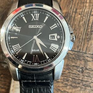 Seiko MENS Black and Silver Watch with Roman Numerals, good cond